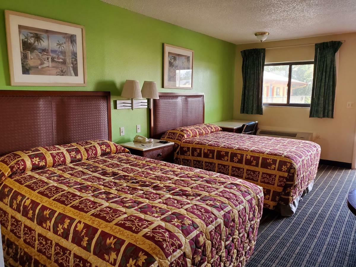 Rodeway Inn Forest City Exterior photo